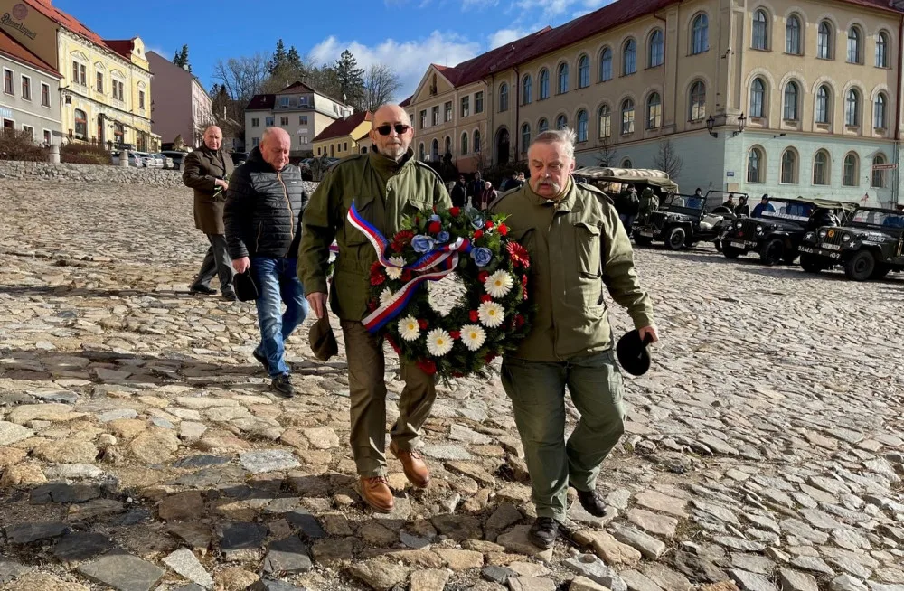 Vzpomínka na deset amerických letců, zahynuli v únoru 1944 v sestřeleném bombardéru poblíž Nepomuku