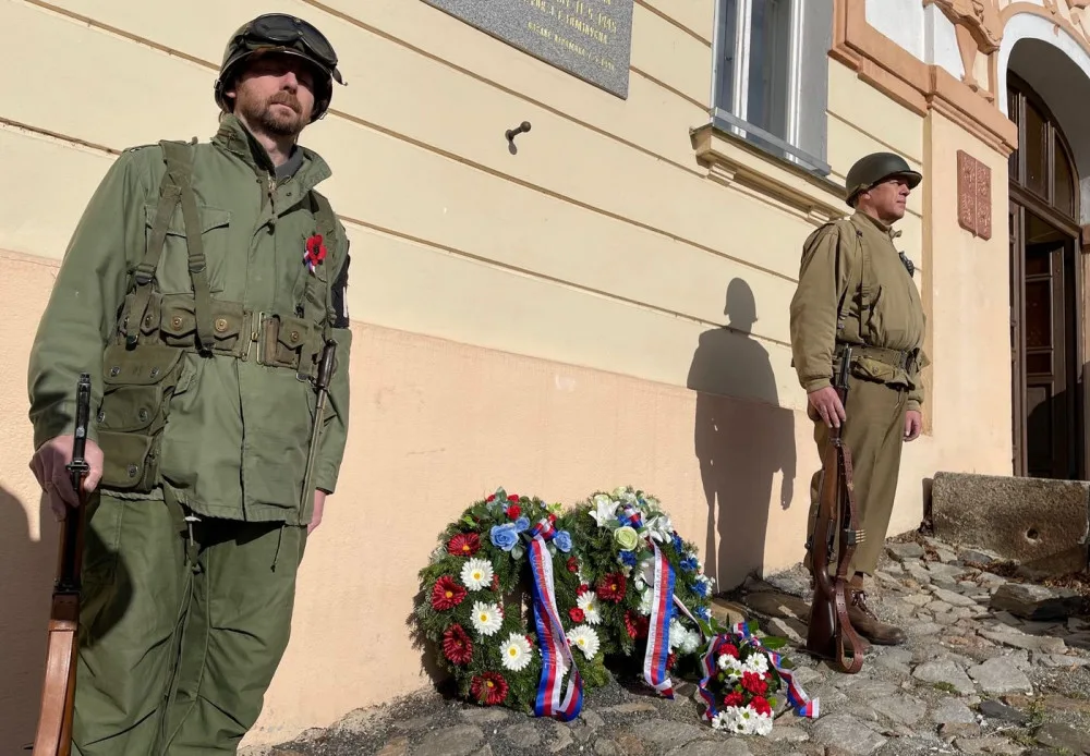 Vzpomínka na deset amerických letců, zahynuli v únoru 1944 v sestřeleném bombardéru poblíž Nepomuku