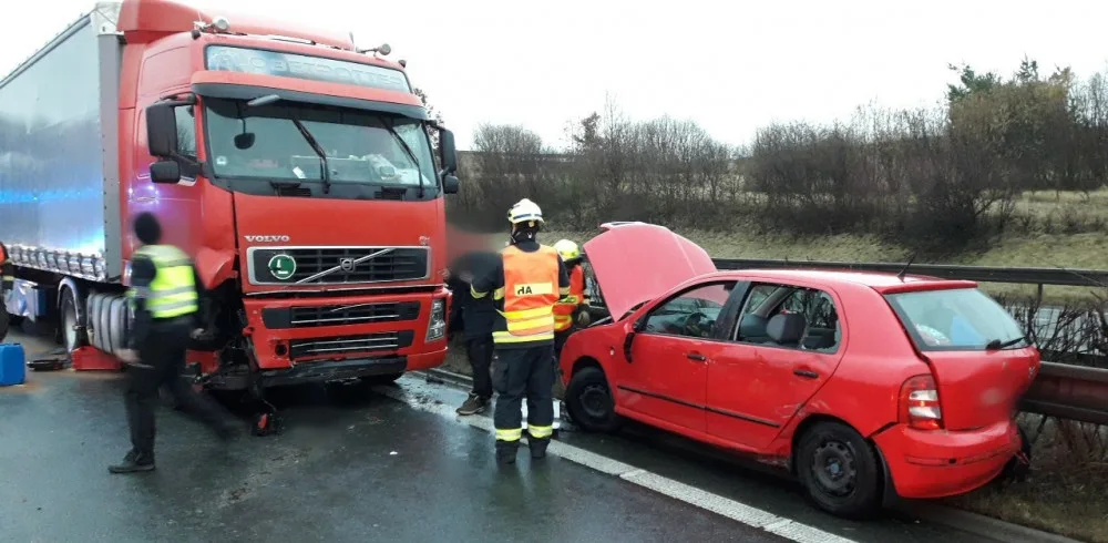Nehoda tří aut ochromila provoz na dálnici D5 ve směru na Rozvadov