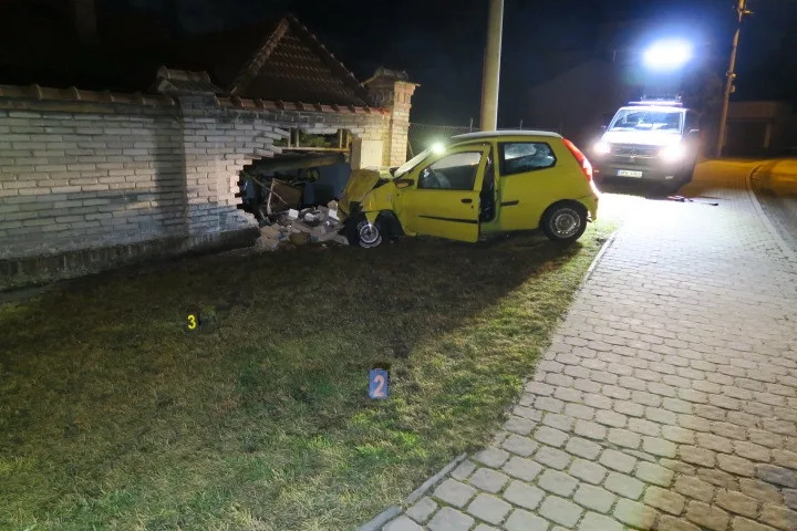 Řidič v Plzni Radčicích zdemoloval zeď domu