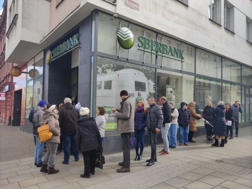Pobočka Sberbank na Americké je nadále uzavřená, klientům nefungují karty ani internetové bankovnictví