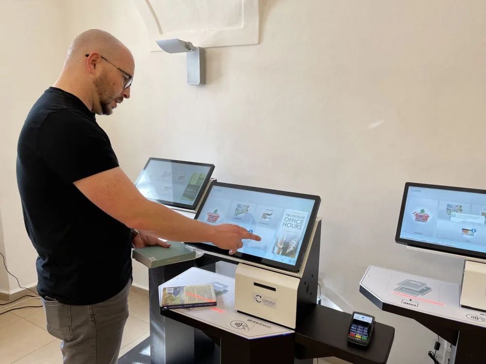 Vypůjčování i vracení knih obstarají ve vědecké knihovně Plzeňského kraje výdejní a návratové automaty