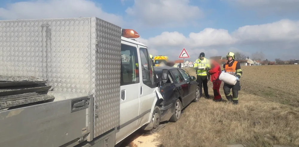 Řidič pod vlivem alkoholu způsobil hromadnou dopravní nehodu, zranění utrpěla těhotná žena