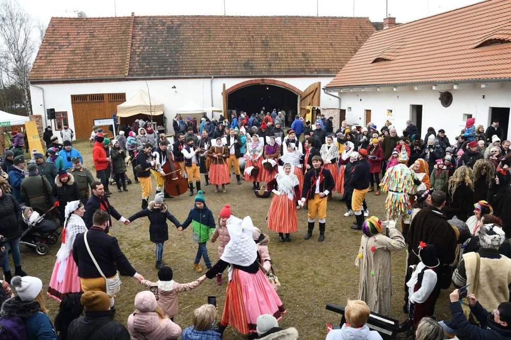 Selský dvůr U Matoušů ožil masopustní veselicí, dorazily tisícovky lidí