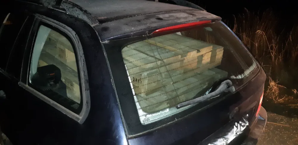 Zdrogovaná řidička ujížděla autem před policisty, z vleku jí vypadávaly na silnici ukradené europalety