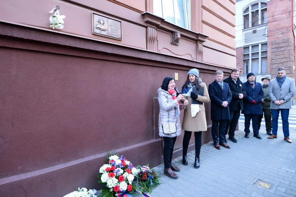 Věře Kohnové odhalili pamětní desku, dívka je díky deníku přirovnávána k plzeňské Anně Frankové