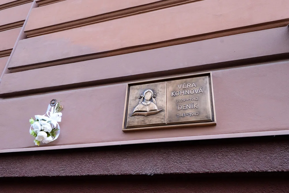 Věře Kohnové odhalili pamětní desku, dívka je díky deníku přirovnávána k plzeňské Anně Frankové
