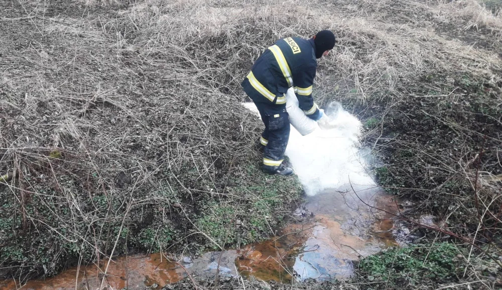 Z proražené plastové nádrže vyteklo spořivému řidiči téměř 2000 litrů nafty, způsobil ekologickou havárii
