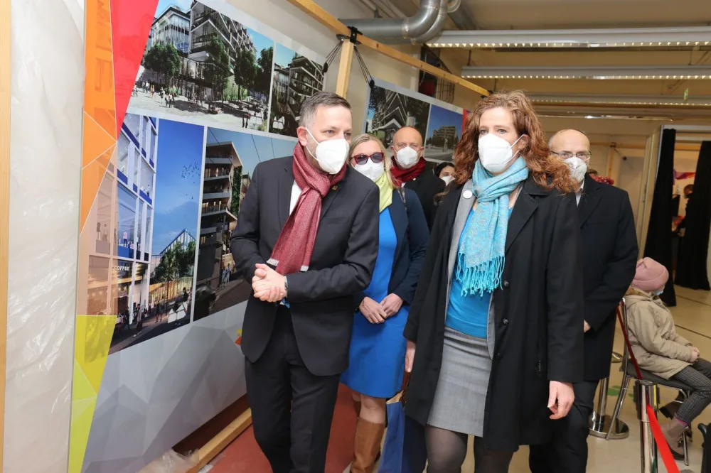 Krajské asistenční centrum pomoci Ukrajině (KACPU) v centru Plzně navštívila v úterý zástupkyně amerického velvyslance v Praze Chargé d´Affairs Jennifer Bachusová v doprovodu hejtmana Rudolfa Špotáka