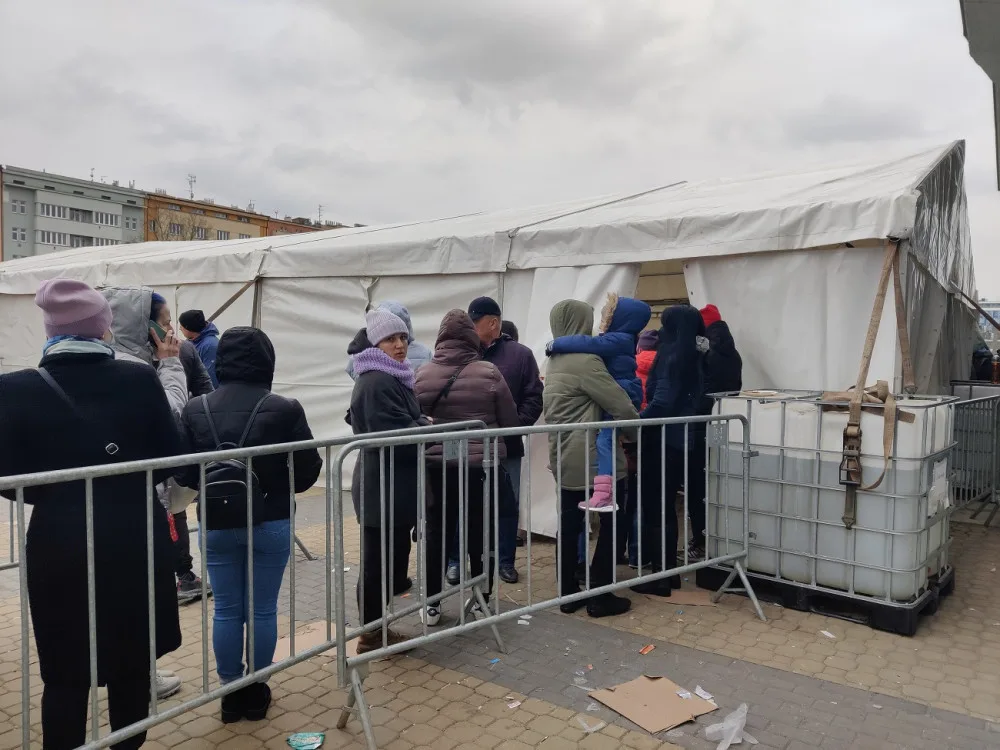 Uprchlíci z Ukrajiny čekají na registraci před KACPU