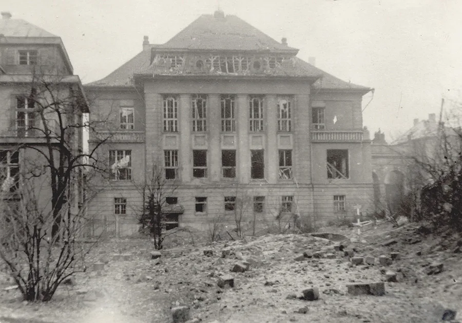 U Prazdroje 2496 (Správní budova po poškození bombardováním), 1945, Zdroj: Archiv společnosti Plzeňský Prazdroj
