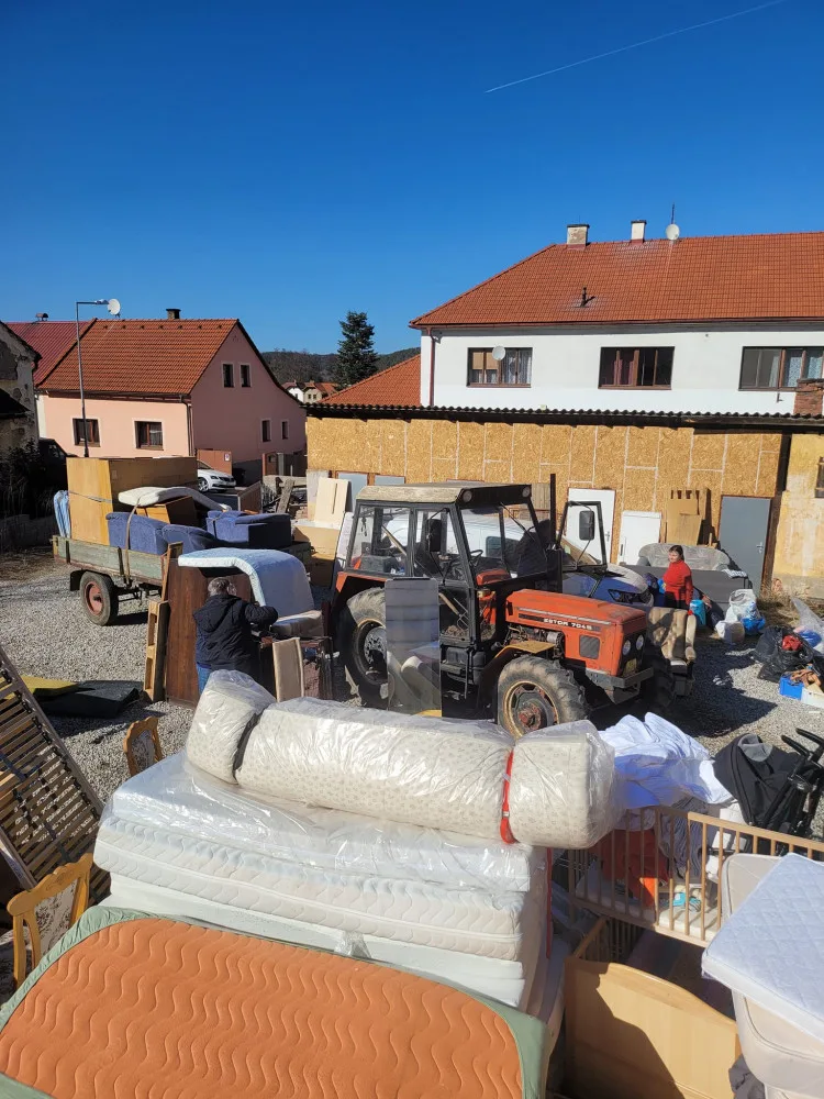 Práce na úpravě domku v Plasích