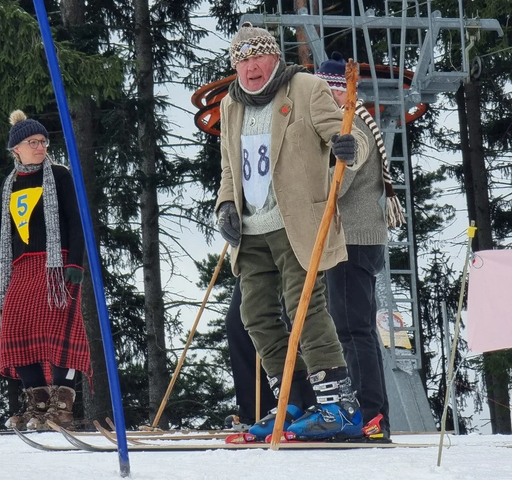Takto se Emil Kintzl proháněl na lyžích ještě před týdnem