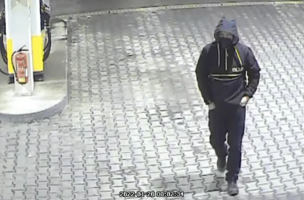 Muž s pistolí v ruce se marně dobýval na čerpací stanici, policie pátrá po jeho totožnosti
