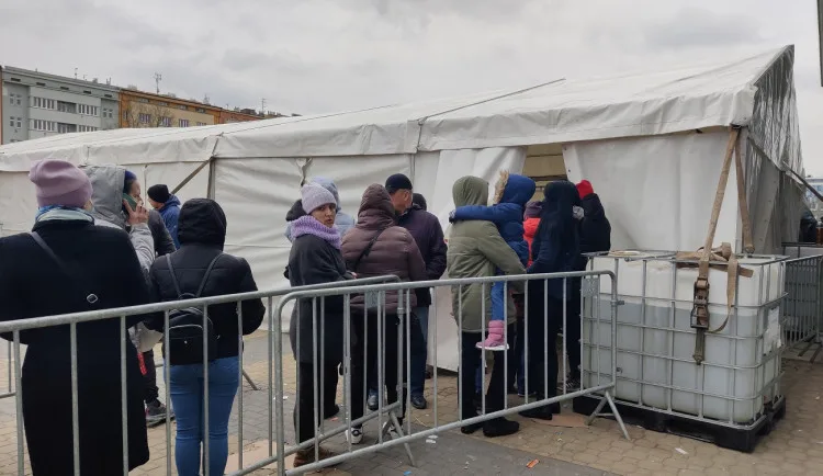 Uprchlíci z Ukrajiny čekají na registraci před plzeňským centrem  KACPU