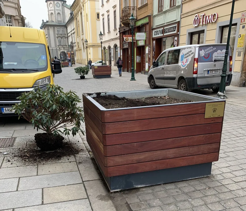 Dvojice vandalů v noci poškodila obří květináče osázené stromy a keři v samotném centru Plzně