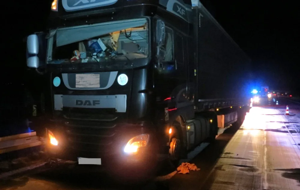 Uvnitř kabiny tohoto kamionu byli dva totálně opilí cizinci, policisté neví, který z nich vozidlo řídil