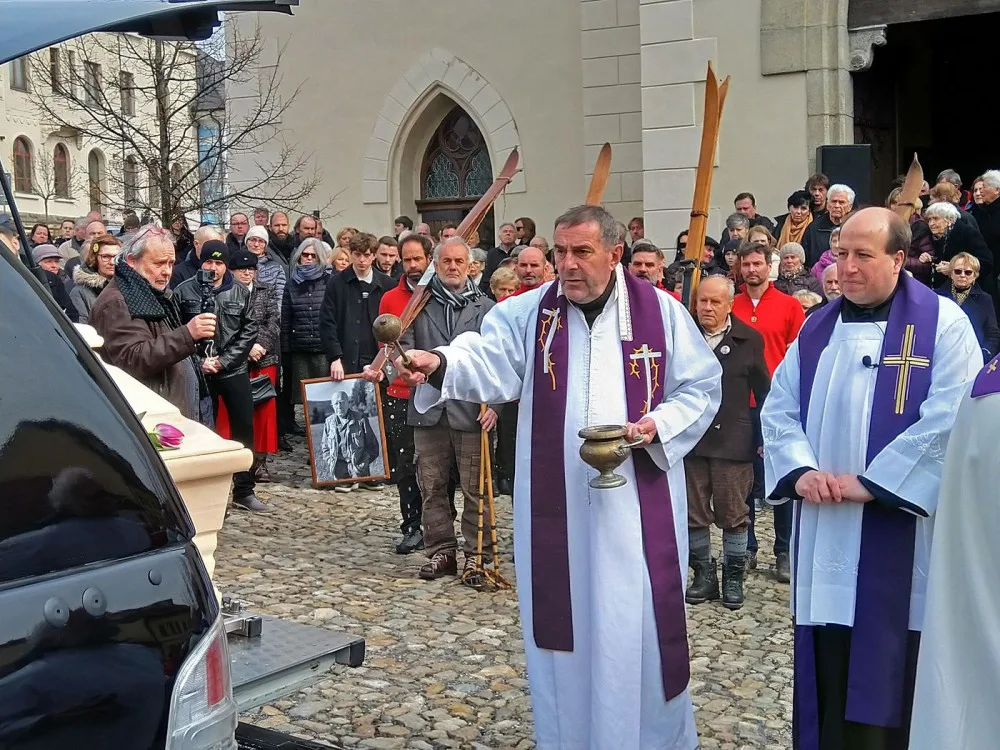 Stovky lidí vyprovodily na poslední cestu Emila Kintzla, navždy zůstane šumavskou legendou