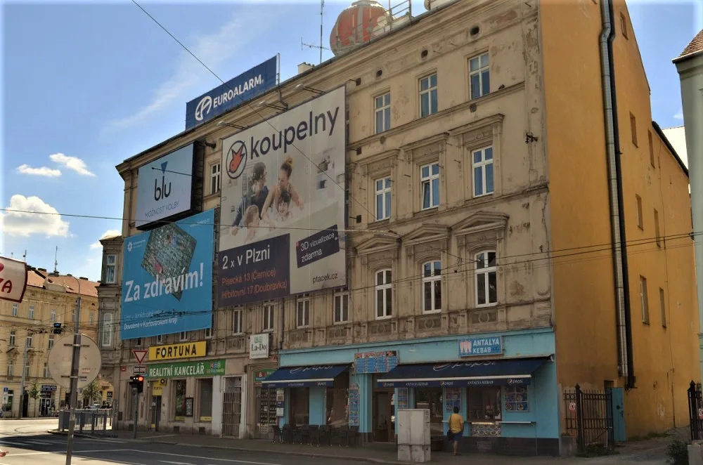 Plzeň chce vylepšit označení provozoven v centru a snížit vizuální smog, plachty z domů zatím nezmizí