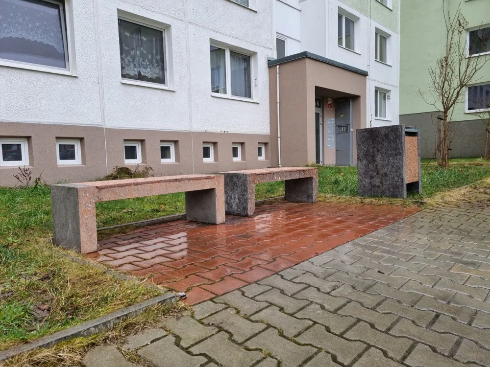 Nové lavičky z recyklované stavební a demoliční suti testuje první plzeňský městský obvod