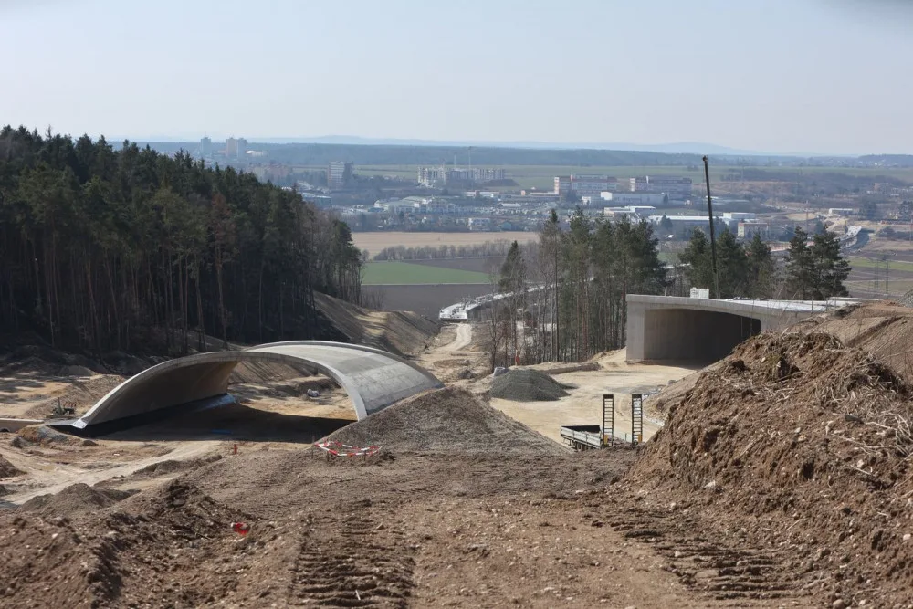 Náročné budování Západního okruhu Plzně za 2,2 miliardy běží podle plánu, stavba nenabírá zpoždění