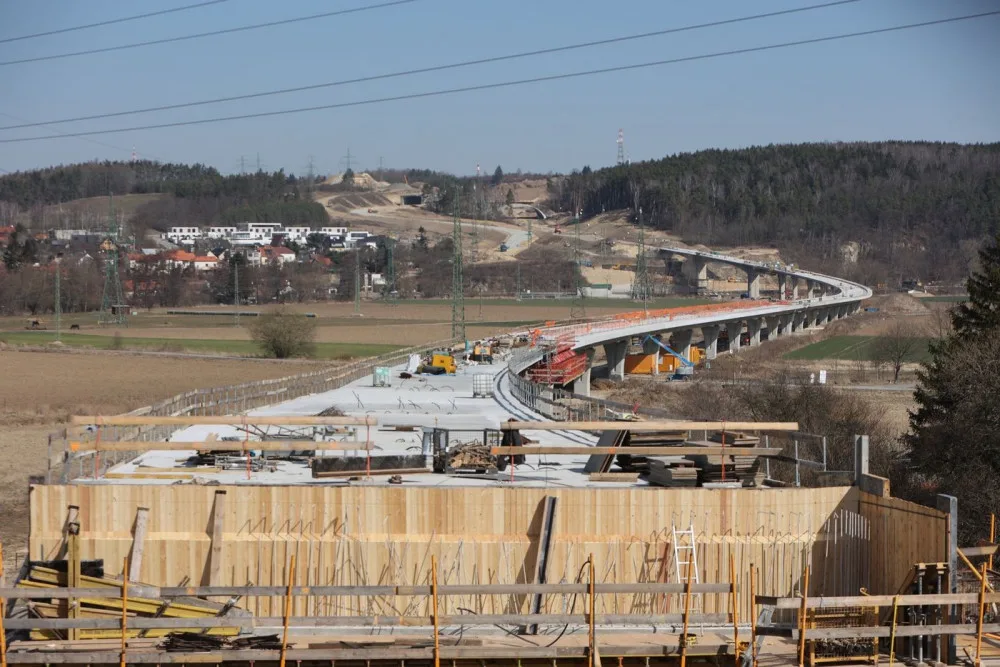 Náročné budování Západního okruhu Plzně za 2,2 miliardy běží podle plánu, stavba nenabírá zpoždění