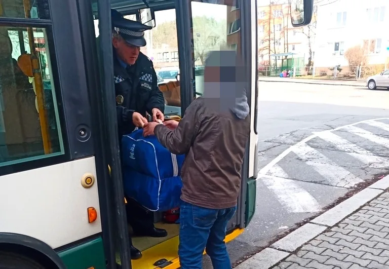 Díky bleskové akci strážníků městské policie se ukrajinsky hovořící muž opět shledal se svými ztracenými zavazadly