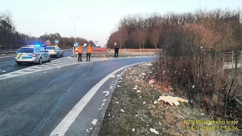 Mobilheimu ulétla za jízdy střecha, trosky se rozletěly do vzdálenosti půl kilometru