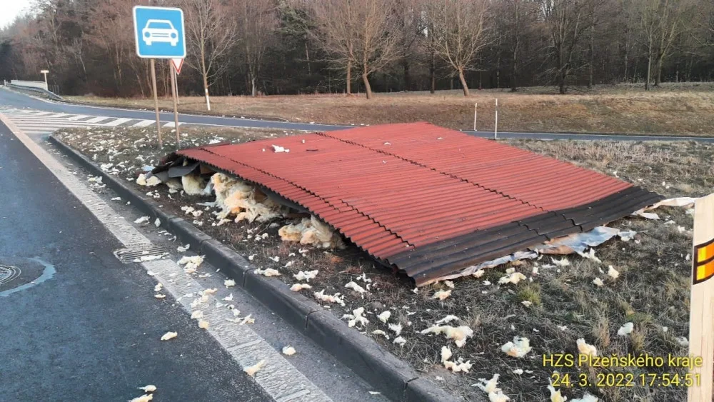 Mobilheimu ulétla za jízdy střecha, trosky se rozletěly do vzdálenosti půl kilometru
