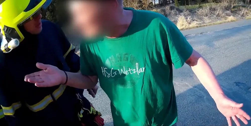 VIDEO: Senior vulgárně nadával hasičům a odmítal je vpustit na pozemek, kde plošně vypaloval trávu