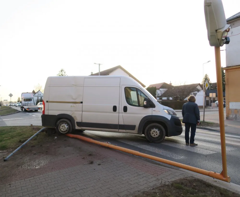 Silně opilý řidič způsobil dvě dopravní nehody, poškozené auto nechal uprostřed silnice a utekl