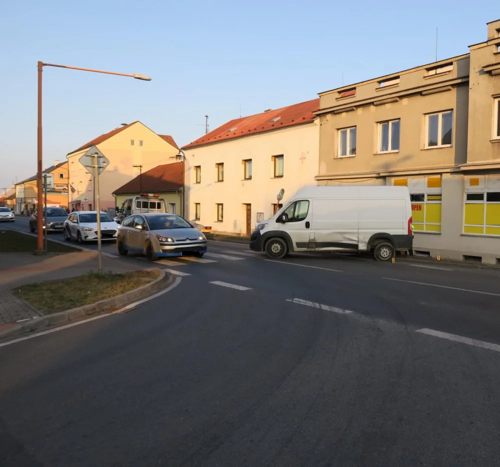 Silně opilý řidič způsobil dvě dopravní nehody, poškozené auto nechal uprostřed silnice a utekl
