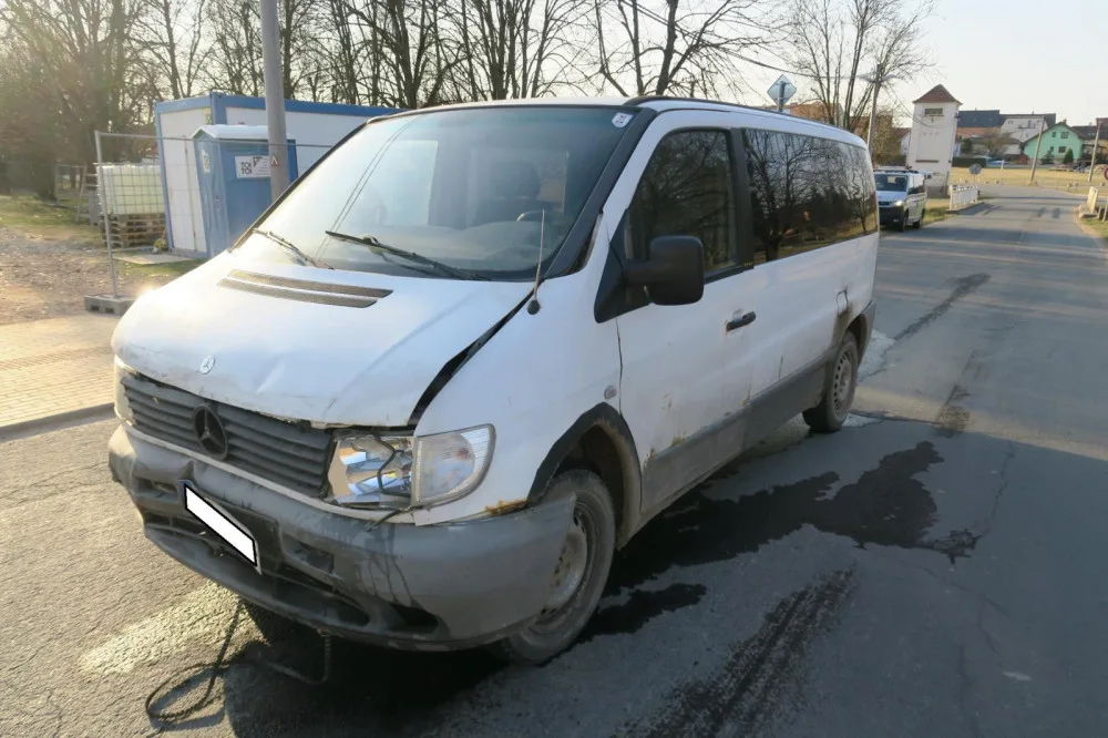 Silně opilý řidič způsobil dvě dopravní nehody, poškozené auto nechal uprostřed silnice a utekl