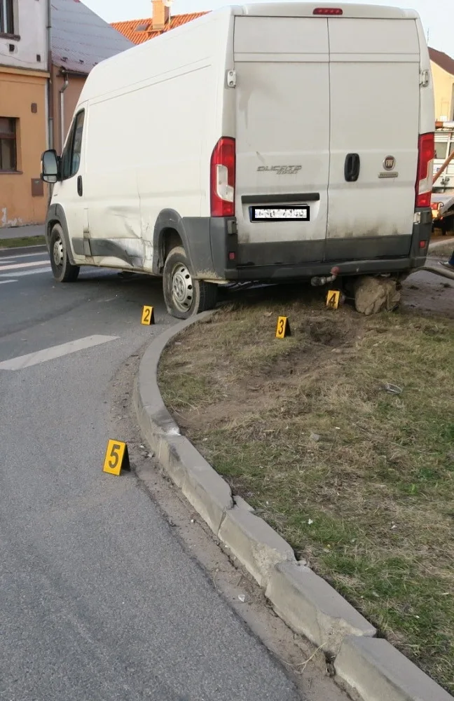 Silně opilý řidič způsobil dvě dopravní nehody, poškozené auto nechal uprostřed silnice a utekl