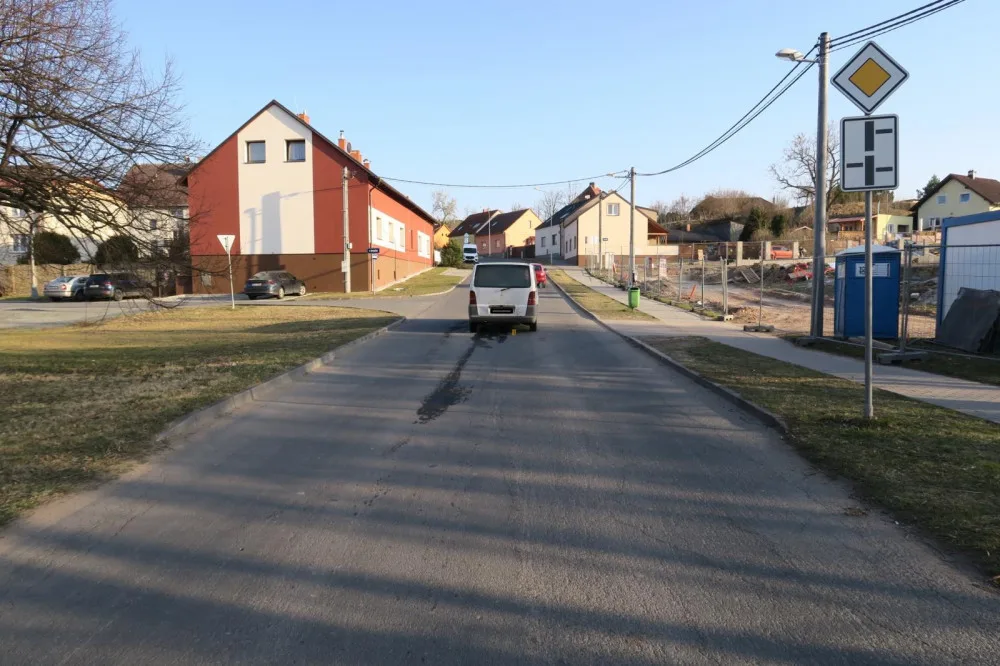 Silně opilý řidič způsobil dvě dopravní nehody, poškozené auto nechal uprostřed silnice a utekl