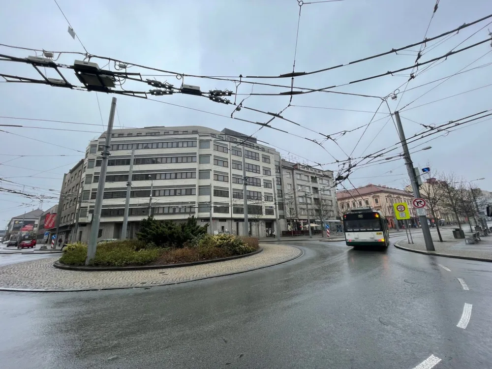 Po zákazu vjezdu aut na část Americké třídy tam zrychlila MHD. Řada motoristů ale zákaz nerespektuje