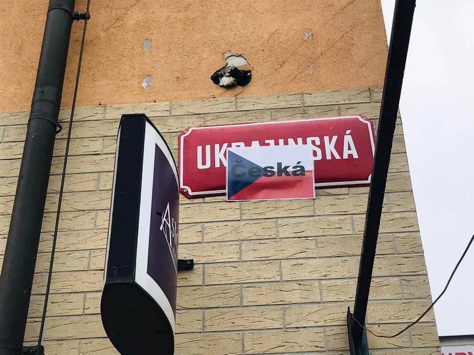 Neznámý autor přelepil v centru Plzně cedule nově přejmenované Ukrajinské ulice vlaječkami s nápisem Česká