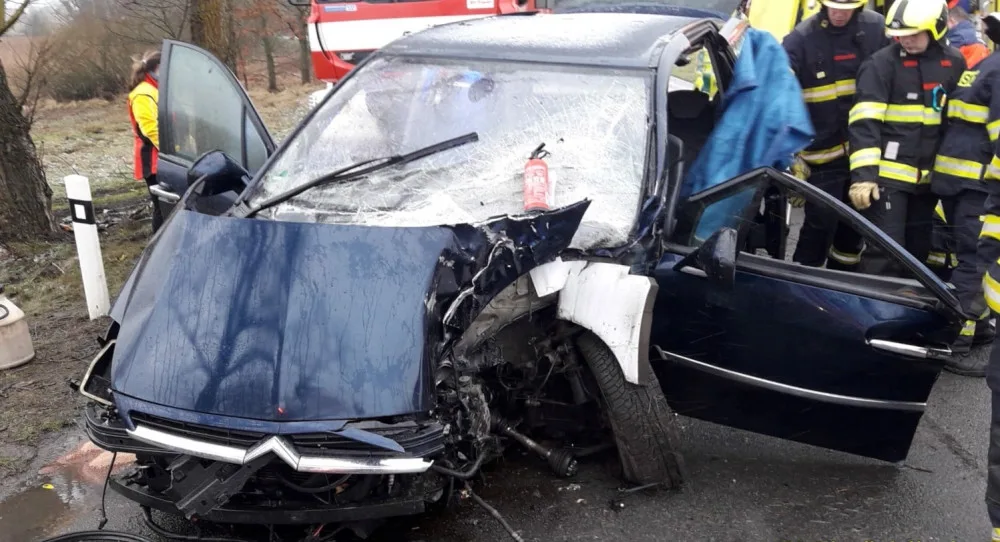 Motorista se těžce zranil po nárazu do stromu, dostal smyk na mokré silnici