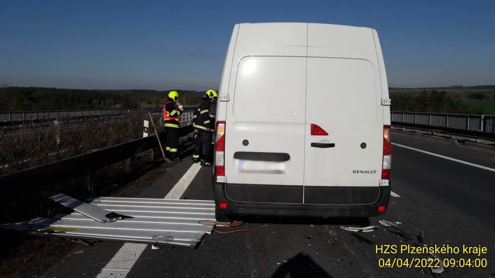 Na dálnici D5 havarovala čtyři vozidla, záchranáři do nemocnice transportovali jednoho těžce zraněného řidiče