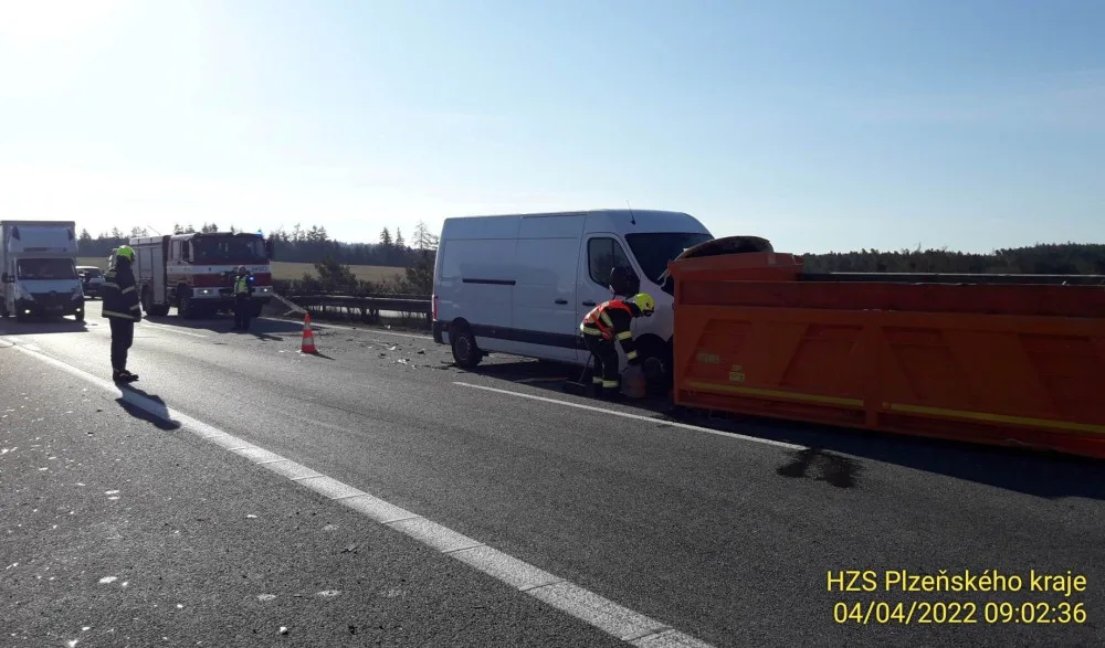 Na dálnici D5 havarovala čtyři vozidla, záchranáři do nemocnice transportovali jednoho těžce zraněného řidiče
