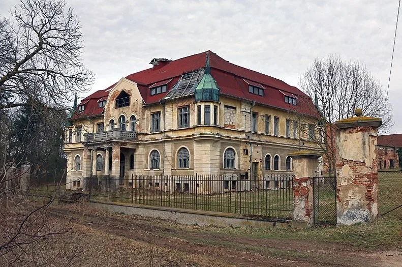 Zchátralý zámek v Chrančovicích