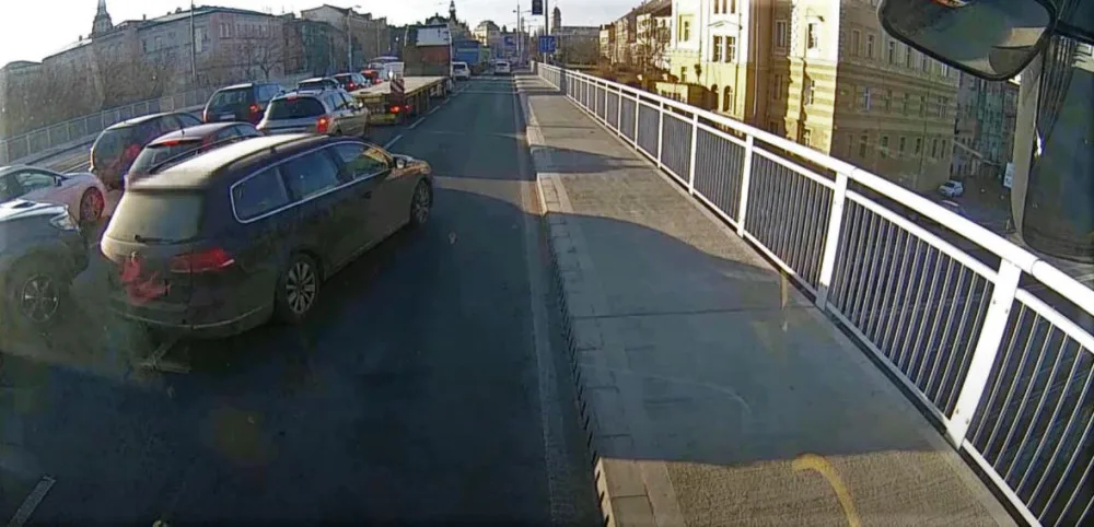 VIDEO: Řidič nebezpečným manévrem ohrozil cestující v autobusu, jedna žena skončila v péči lékařů