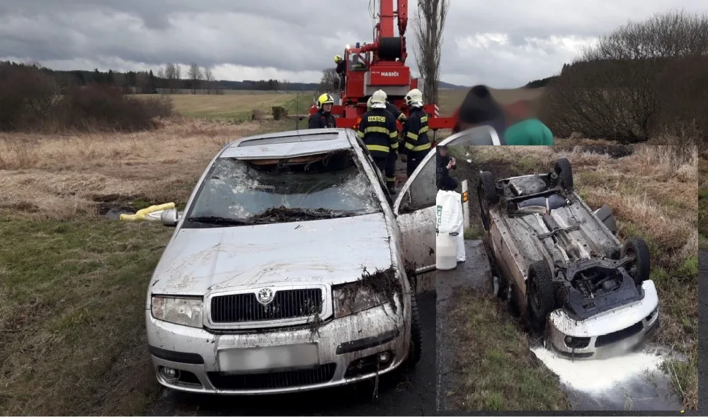 Auto s řidičkou a dítětem se převrátilo na střechu a spadlo do potoka. Vozidlu špatně fungovaly brzdy