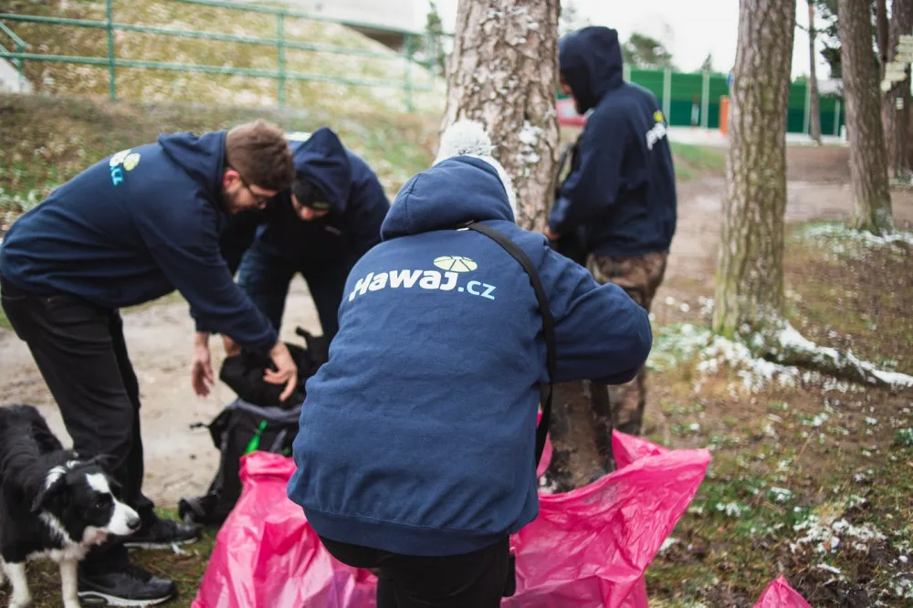 Do boje s odpadky u rybníku Kameňák vyrazili místo teambuildingu zaměstnanci e-shopu Hawaj.cz