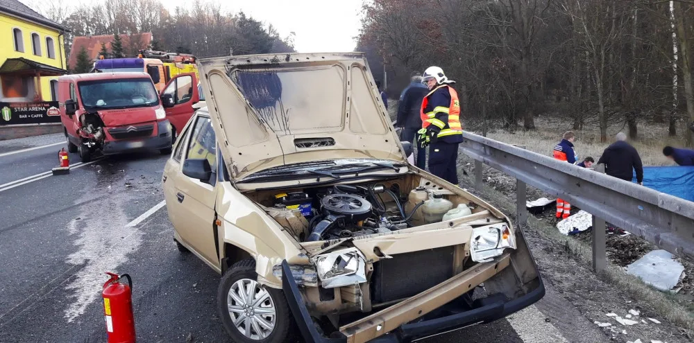 Odražený automobil zasáhl ženu stojící v jeho blízkosti a způsobil jí smrtelné zranění