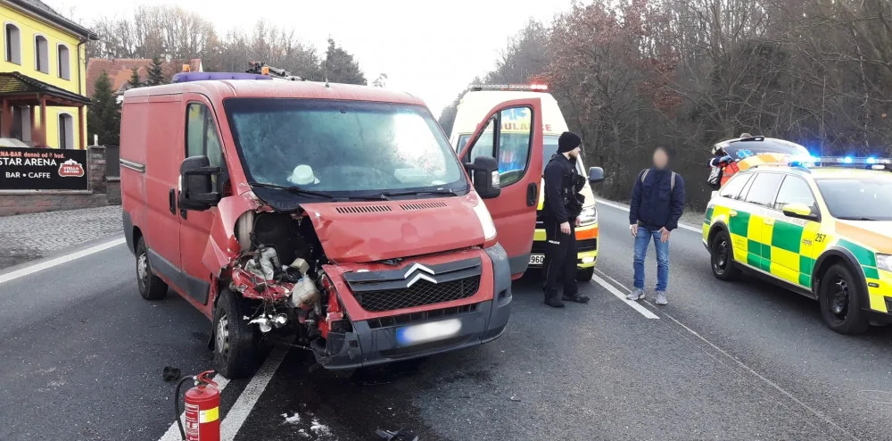 Smrtelné zranění utrpěla žena stojící u silnice, zasáhl ji odražený automobil, do kterého narazil jiný vůz