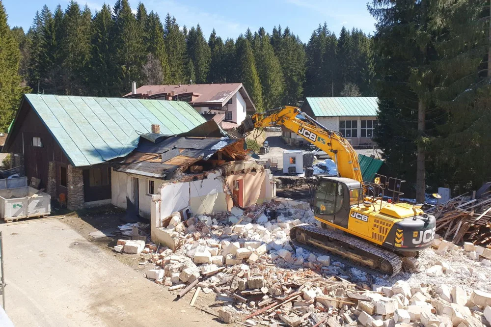 Bagr demoluje šumavskou legendu, na Špičáku se bourá strojovna starého vleku. Nahradí ji restaurace a byty