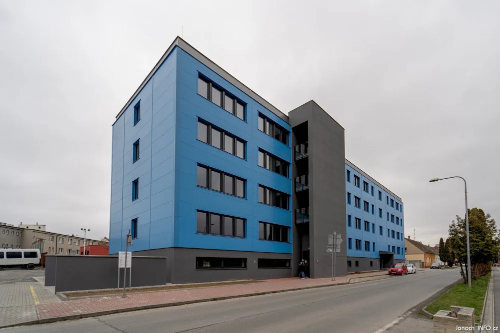 Z bývalé ubytovny a administrativní budovy vzniklo po rekonstrukci za 70 milionů korun 32 bytů