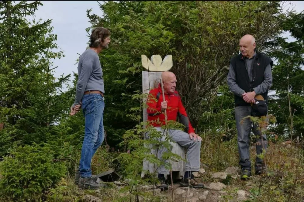 Králem Zmizelé Šumavy byl nedávno zesnulý Emil Kintzl. Teď neznámý pachatel odcizil z vrcholku Svarohu jeho symbolický trůn