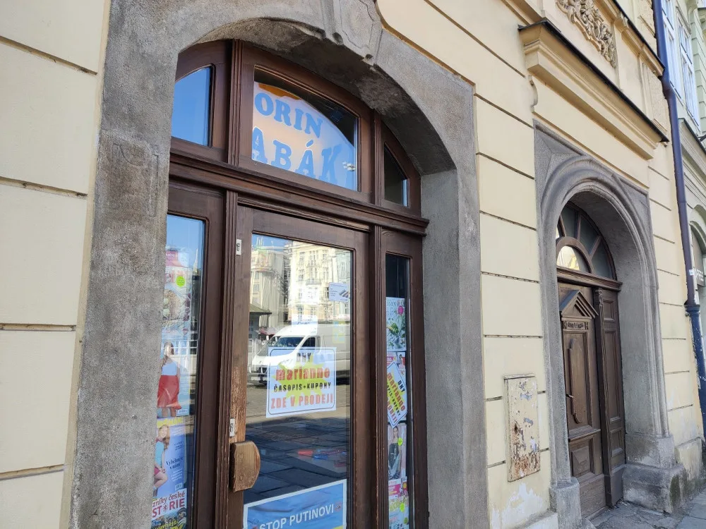 Je nám to líto, ale legenda skončila, říká majitel trafiky na náměstí. Noviny se na místě prodávaly více než 100 let
